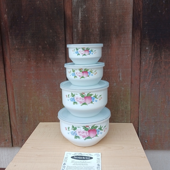 Vintage Floral Enamel Metal Set of 4 Nesting Mixing Bowls with Lids - Picture 2 of 9